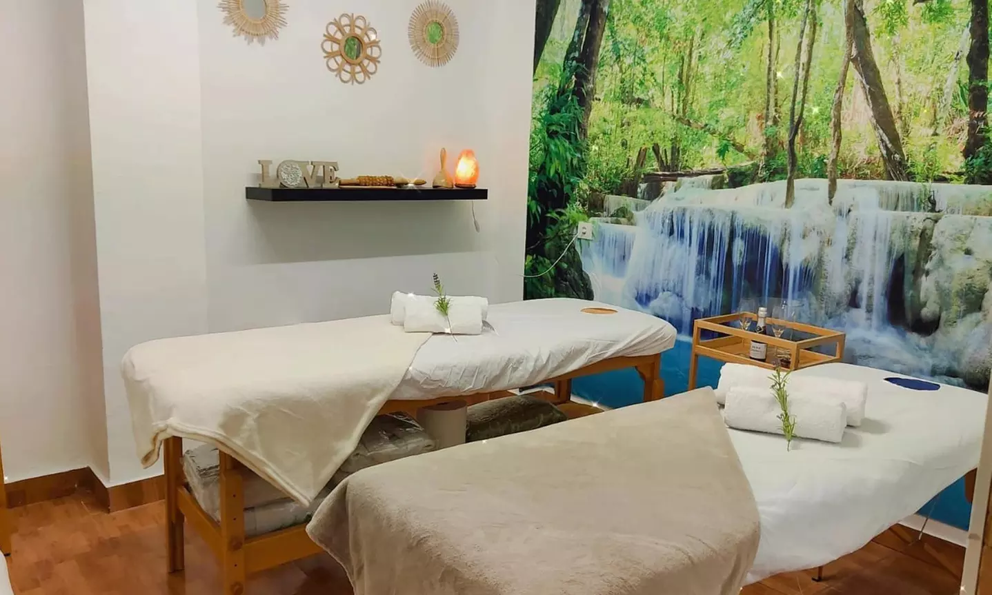 Masaje en pareja con piedras calientes o bambú, infusión y bombones