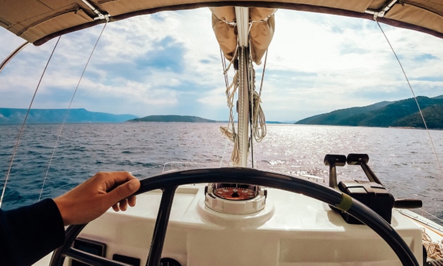 Image 5: Experiencia acuática de 1 h: paseo en barco y flotador de arrastre