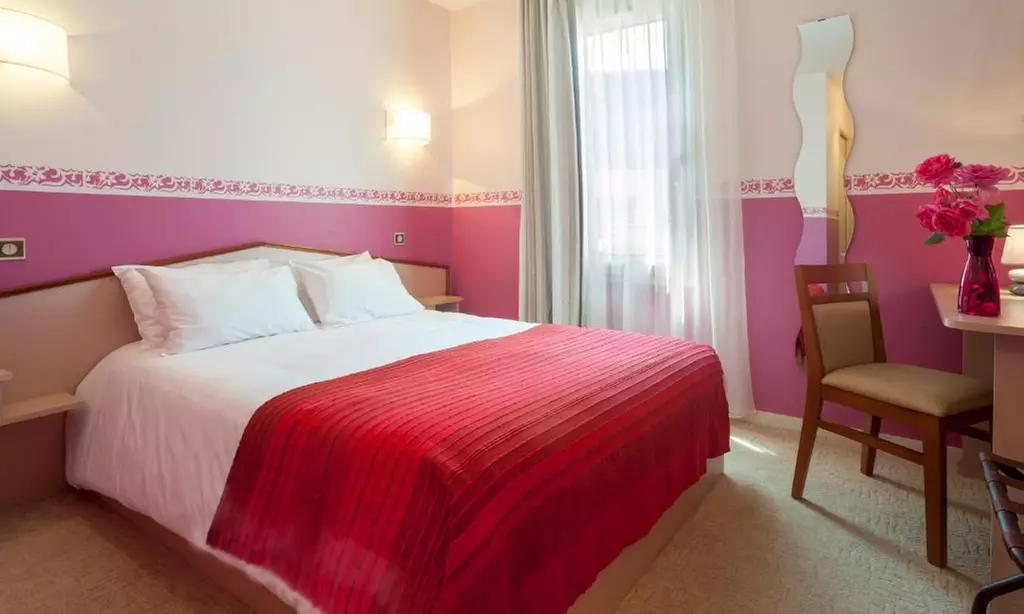 Chinon : chambre double Standard pour 2 personnes avec petit-déjeuner et cocktail à l'hôtel Le Lion D'or - Second Medium