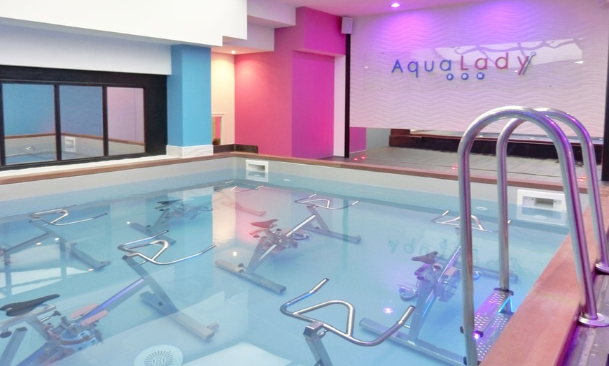 Image 5: Séances d'aquabike dans un centre de bien-être féminin