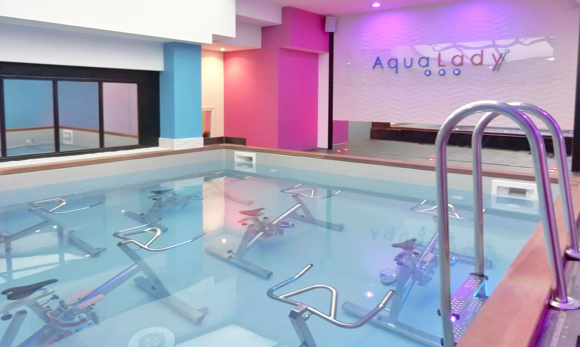 Séances d'aquabike dans un centre de bien-être féminin
