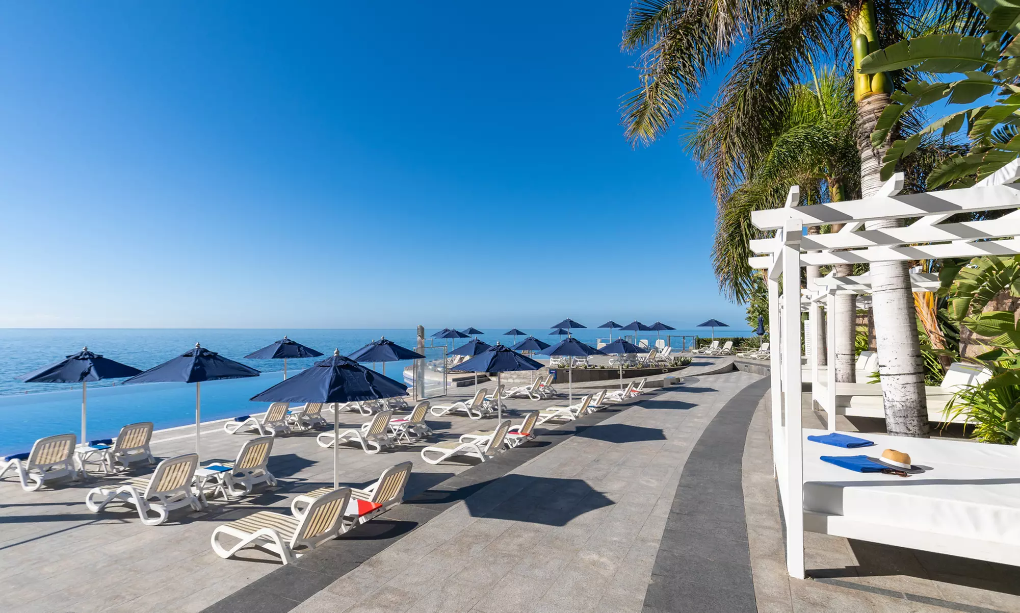 Day pass con hamacas, desayuno buffet y opción a comida para 2