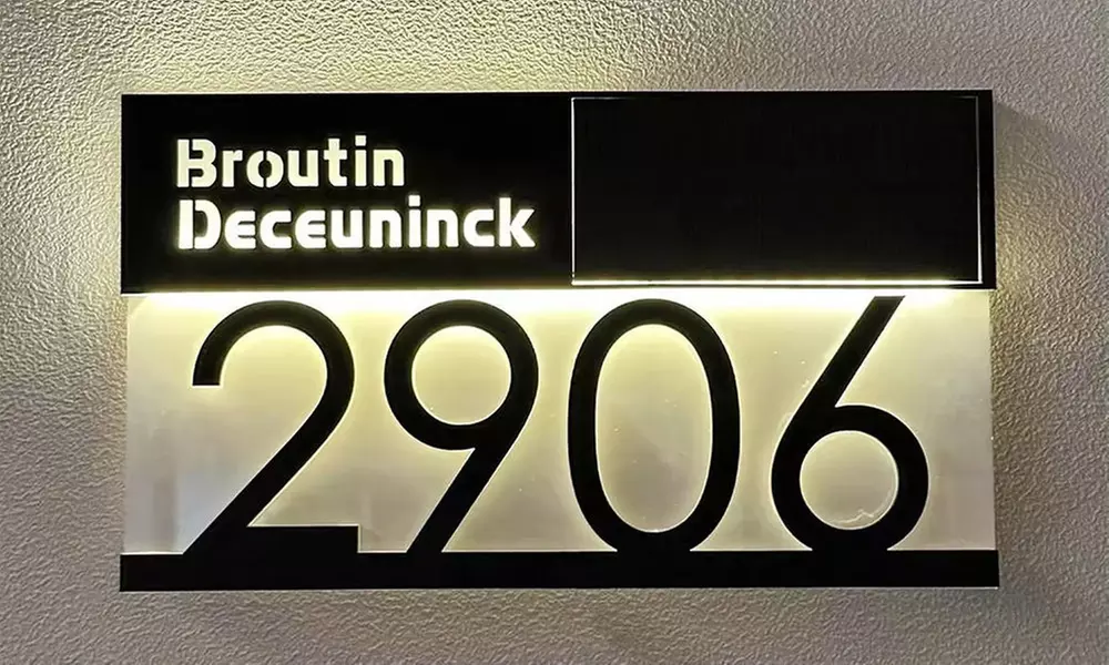 Personalisierbares Haustürschild mit Solarlicht, Text und Nummer