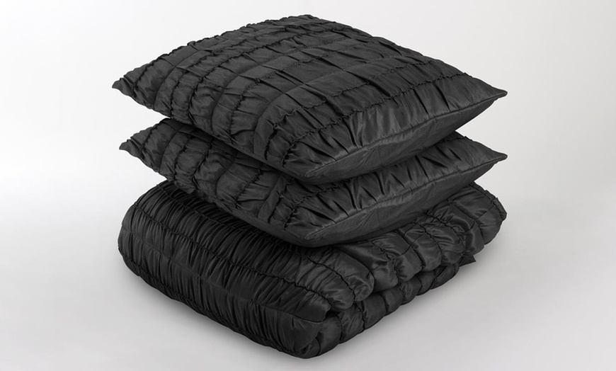 Image 3: Victorian-Style Duvet Cover Set