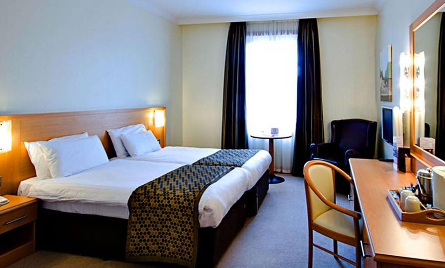 Image 4: Ballina: One-Night 4* Stay with Bubbly