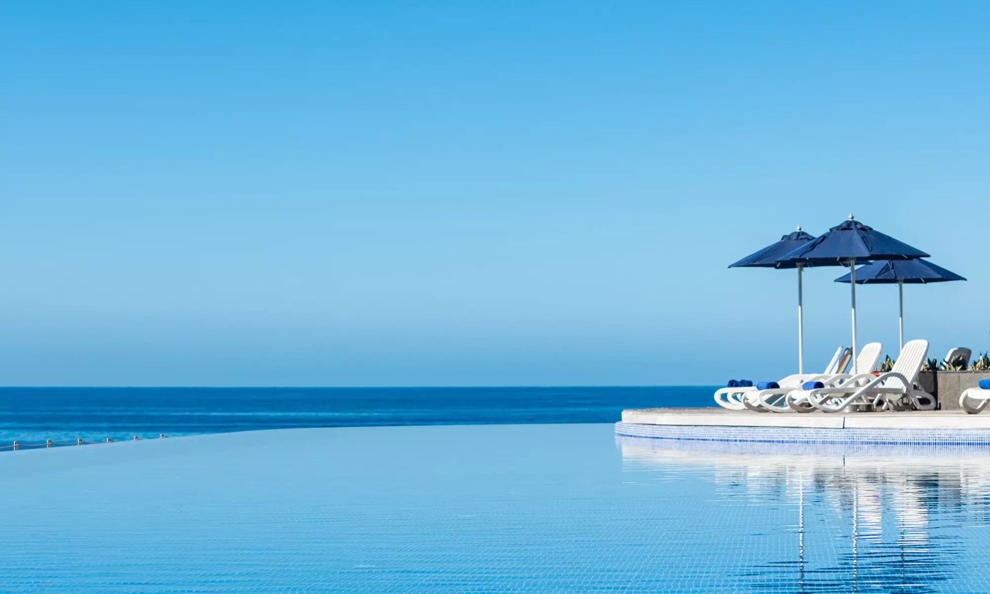 Day pass con hamacas, desayuno buffet y opción a comida para 2