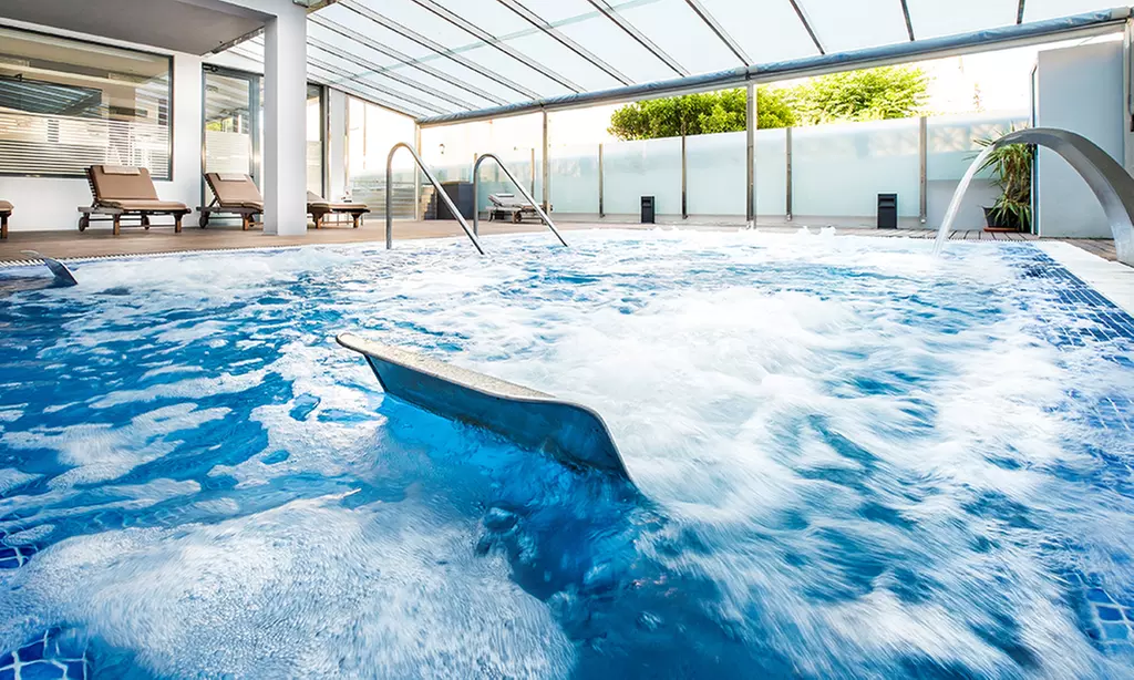 Circuito spa con opción a almuerzo o cena con bebida y masaje para 2