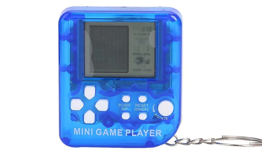 Image 4: Retro-Style Game Keychain