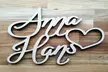Personalisierbarer Schriftzug aus Holz mit 2 Namen und Herz im Design nach Wahl von Woodener (bis zu 48% sparen) - Second Medium