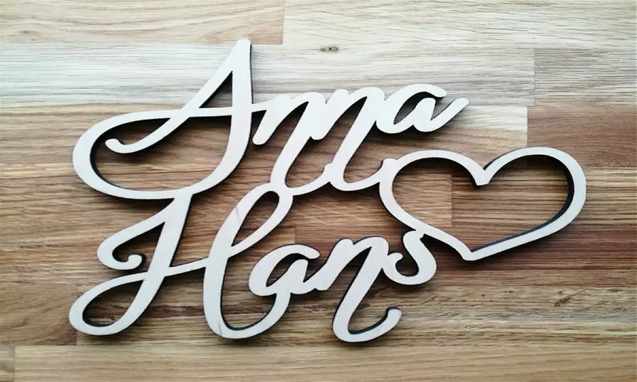 Personalisierbarer Schriftzug aus Holz mit 2 Namen und Herz