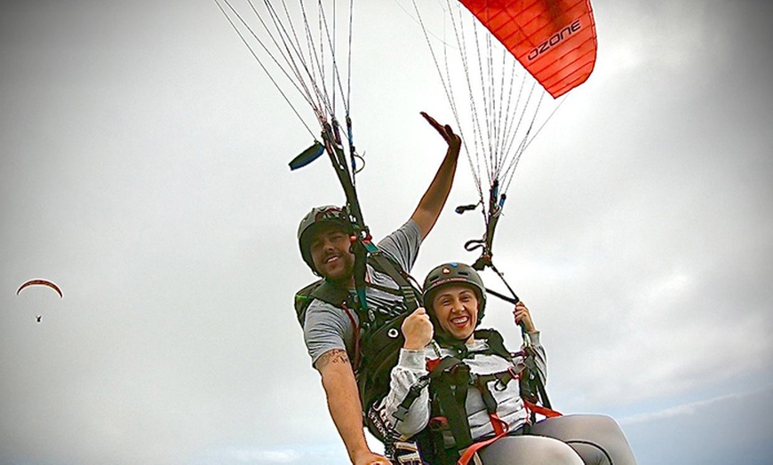 Image 4: Disfruta de un vuelo en parapente desde tres ubicaciones a elegir con foto con hasta 37% de descuento