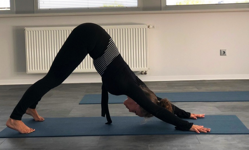 Image 2: 5er- / 10er-Karte für Yoga-Kurs oder 6x 60 Min. Yoga bei Übergewicht