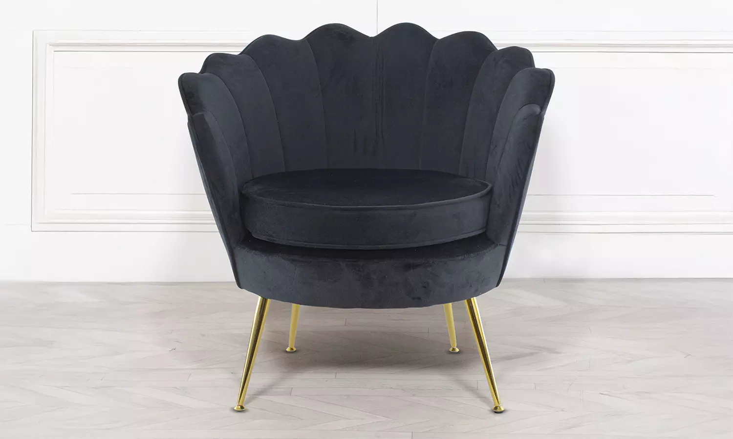 Poltrona con schienale a conchiglia