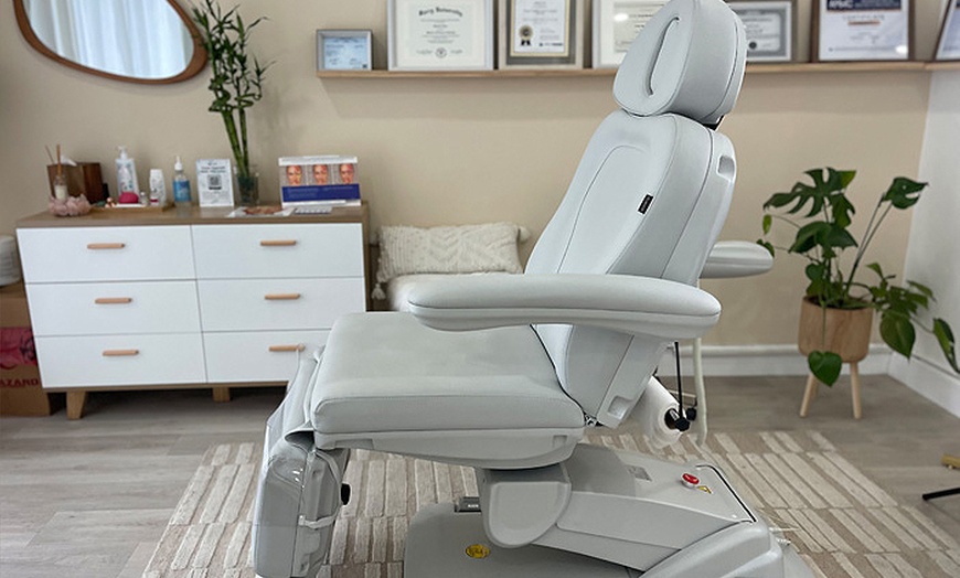 Image 3: Rejuvenate Your Skin with a Deep Cleansing Facial