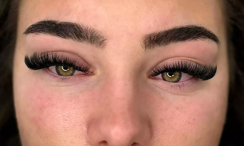 Extensiones de pestañas con efecto natural, híbrido o volumen ruso