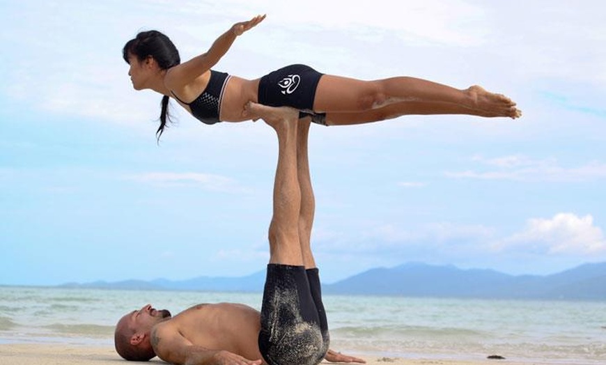 Image 2: Sessions de yoga acrobatique