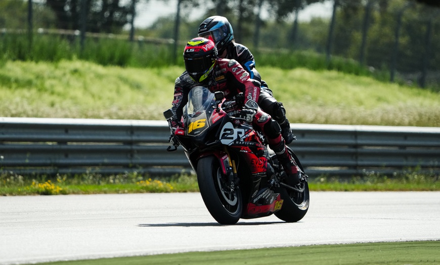 Image 11: Vitesse et sensations fortes garanties : baptême en moto de 3 tours