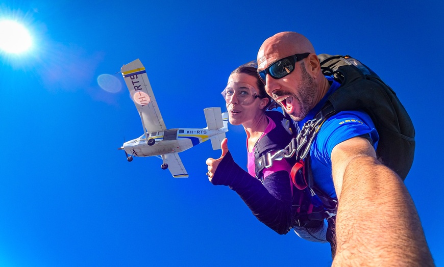 Image 1: Salto en paracaídas y caída libre desde 3000 m con iJump Gran Canaria