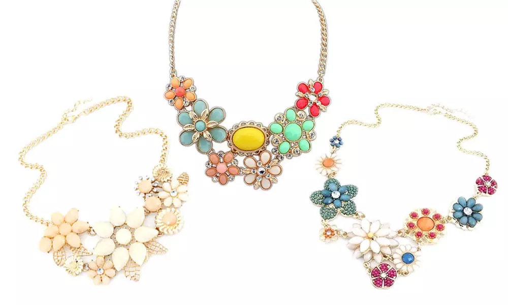 1 o 3 collane con motivo floreale e cristalli disponibili in 3 modelli - Primary Image