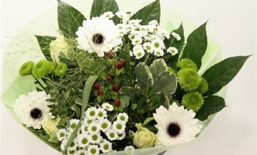 Image 2: Get a Choice of Letterbox Flowers for Christmas from Box and Blume