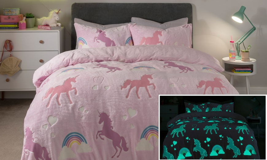 Image 4: Glow in The Dark Fleece Duvet Set