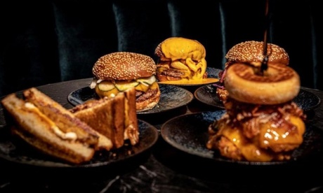 Menu burger gourmet con birra, Prosecco o mojito fino a 10 persone al ristorante Marika'sss (sconto 40%)