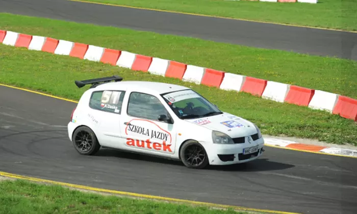 Jazda po torze wyczynowym Renault Clio RS w roli kierowcy lub pasażera w Szkole Jazdy Autek - Image 3