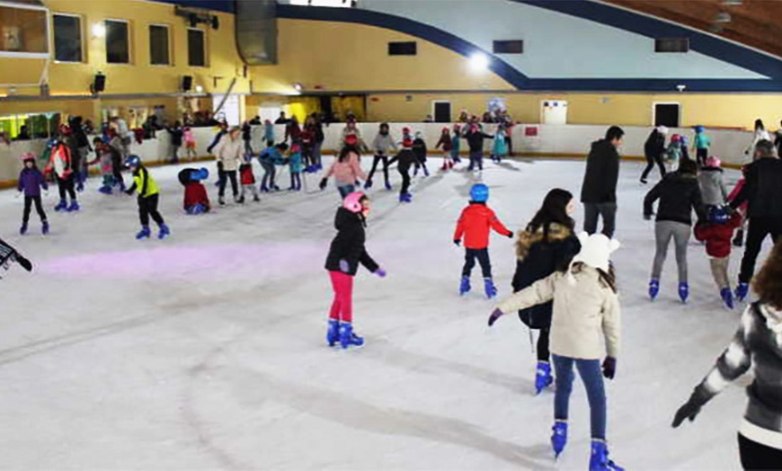 Image 5: Entrada a pista de hielo para niños y adultos con alquiler de patines