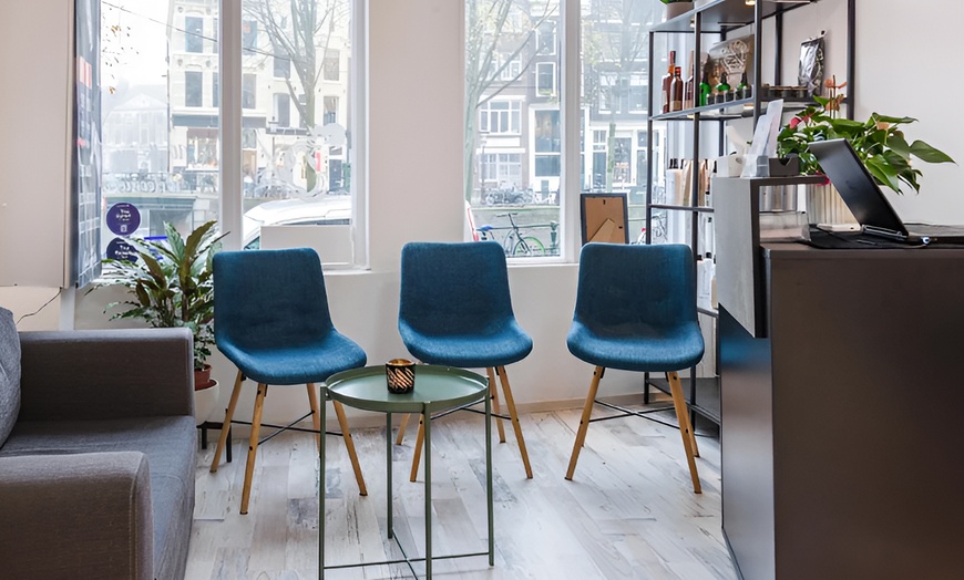 Image 9: Baard en haar onder handen: behandeling naar keuze