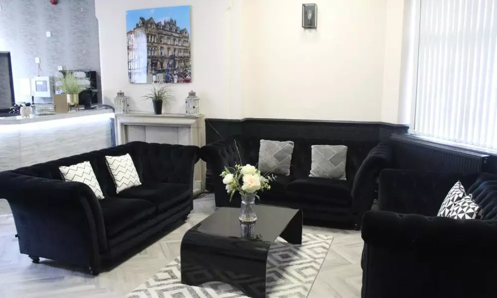 Manchester Getaway: Stay with Breakfast, Bottle of Prosecco & Dinner