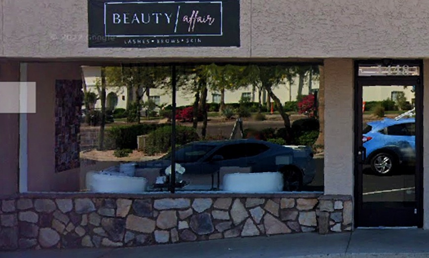 Image 9: Full Set of Classic, Light Volume, or Full Volume Eyelash Extensions 