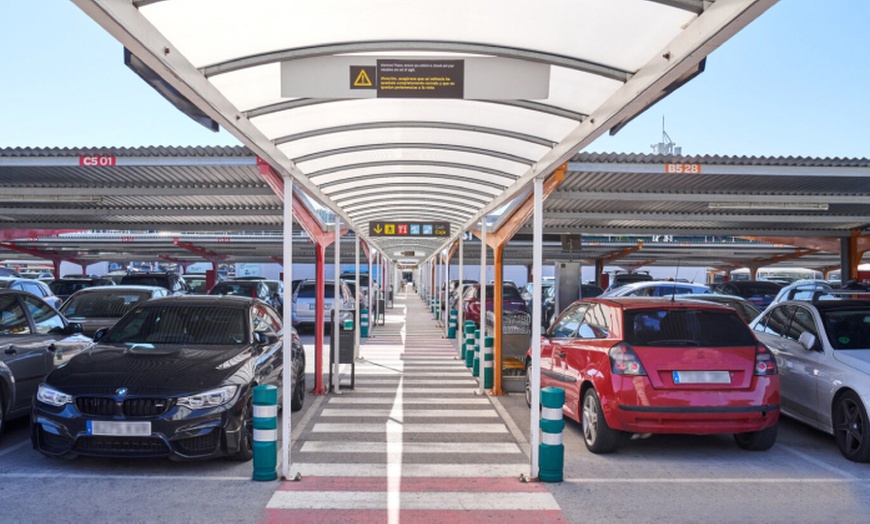 Image 7: Descuentos de hasta el 35% para un parking oficial de aeropuertos AENA