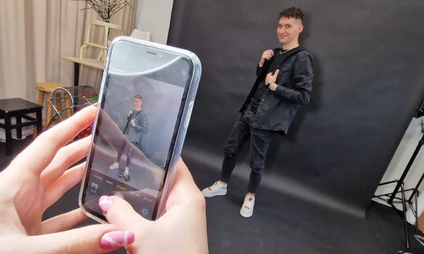 Image 2: Selfie studio na wynajem z opcjonalną imprezą dla nawet 6 osób