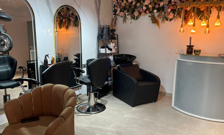 Image 3: Sesión de peluquería con lavado, corte, tinte y mechas