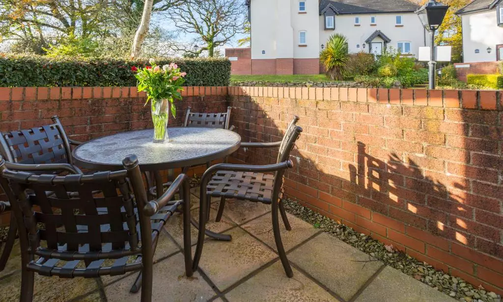 Rolling Hillside Retreat in Devon: Scenic Apartment Stay up to 6
