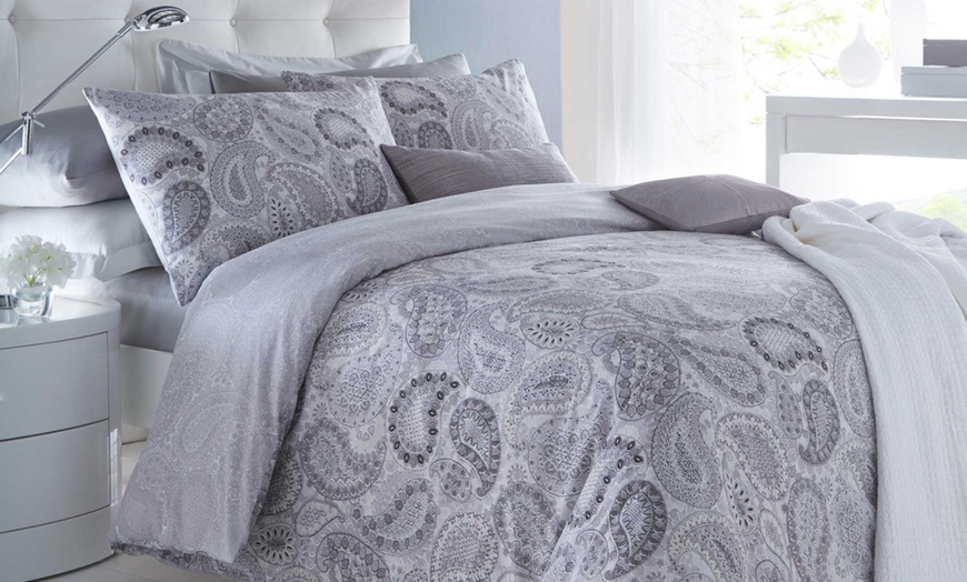 Image 3: Reversible Paisley Duvet Set