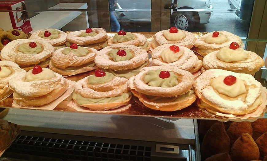 Image 4: 1 kg di arancini e cannoli 