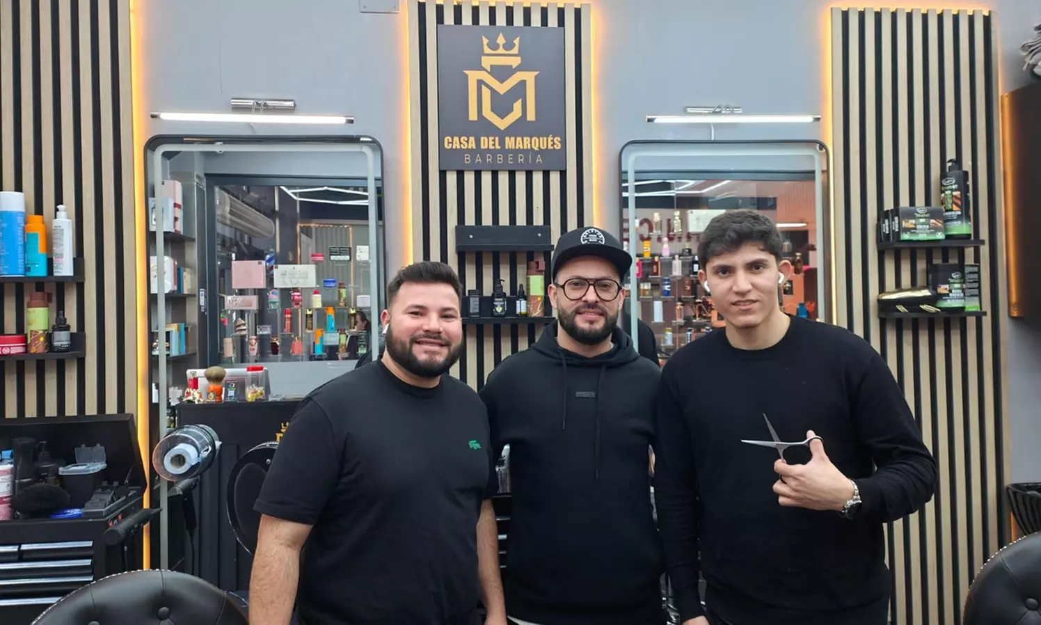 Sesión de peluquería masculina con arreglo de barba y vapor de ozono