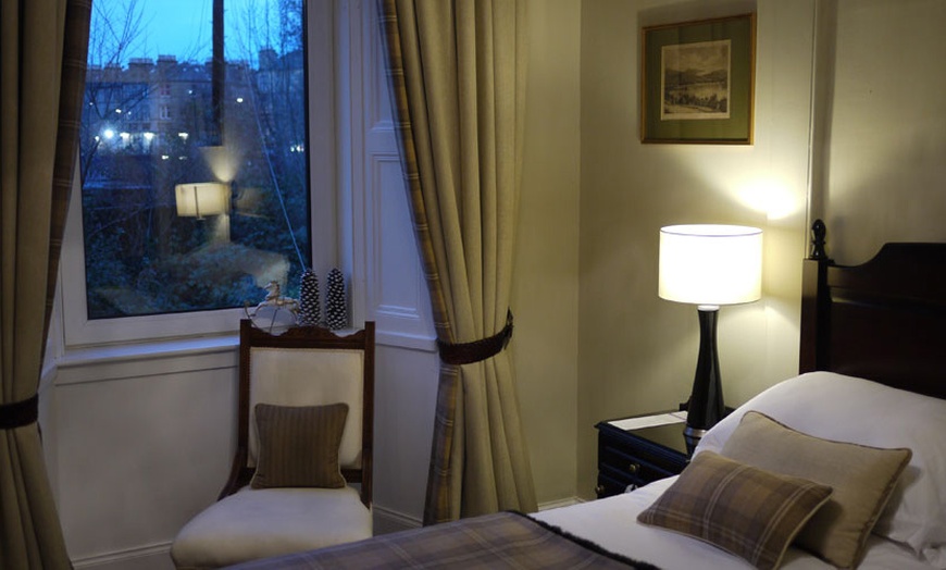 Image 2: 4* Central Edinburgh Stay with Breakfast