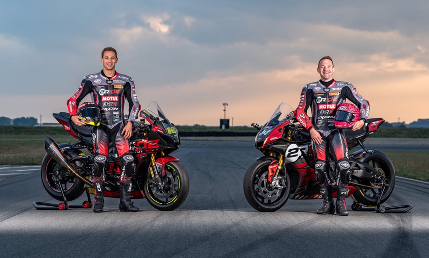 Image 2: Vitesse et sensations fortes garanties : baptême en moto de 3 tours