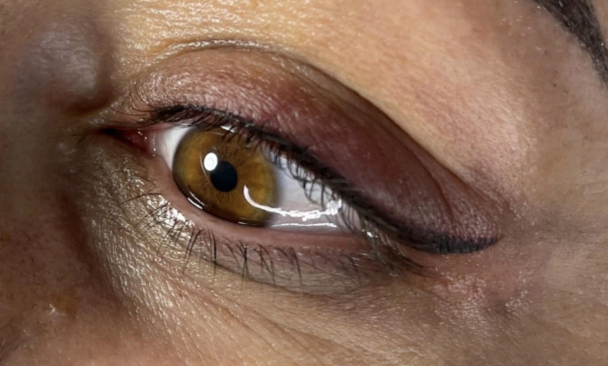 Image 8: Luce un eyeliner semipermanente con microblading o micropigmentación