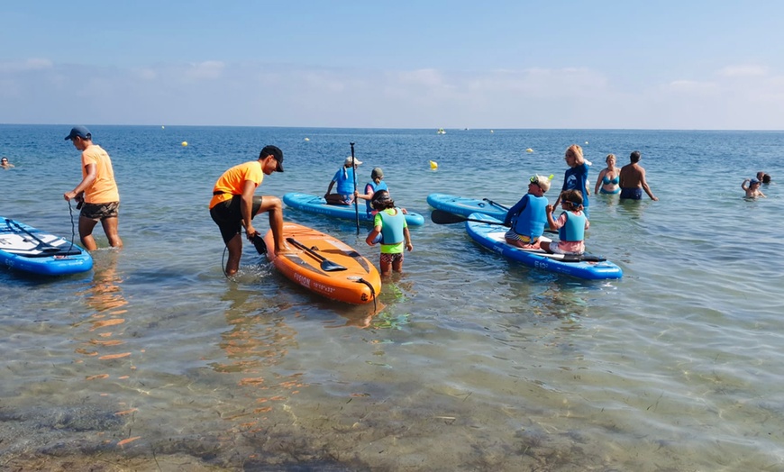 Image 2: Escuela de paddle surf para niños en verano