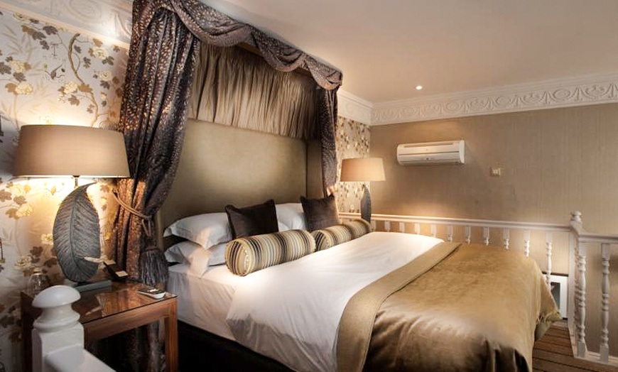 Image 2: London: 4* Room Stay for Two