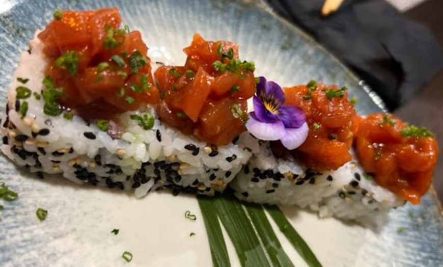 Image 5: ¡Saborea la tradición! Menú de sushi para 2 o 4 con postre incluido 