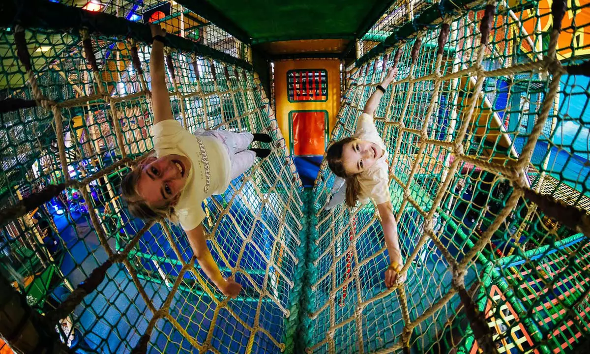 Różnorodne atrakcje dla dzieci w olbrzymiej sali zabaw Funpark Digiloo