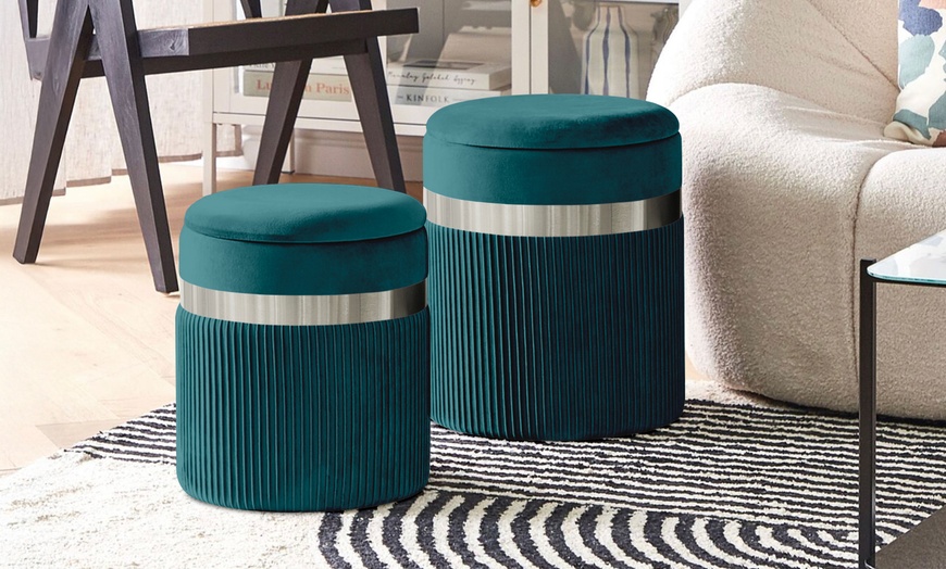 Image 13: Ensemble de deux poufs modernes en velours