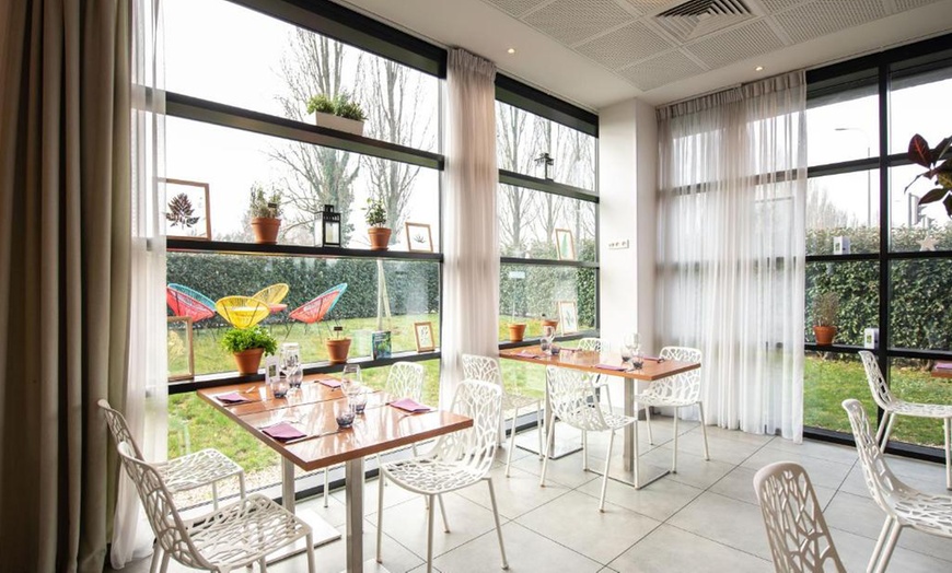 Image 15: Proche Paris : chambre supérieure avec pdj et verre en hôtel 4*