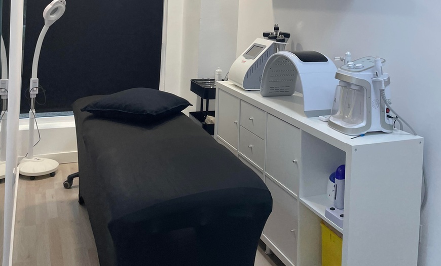 Image 2: Renueva tu piel con una limpieza hydrafacial y tratamiento a elegir