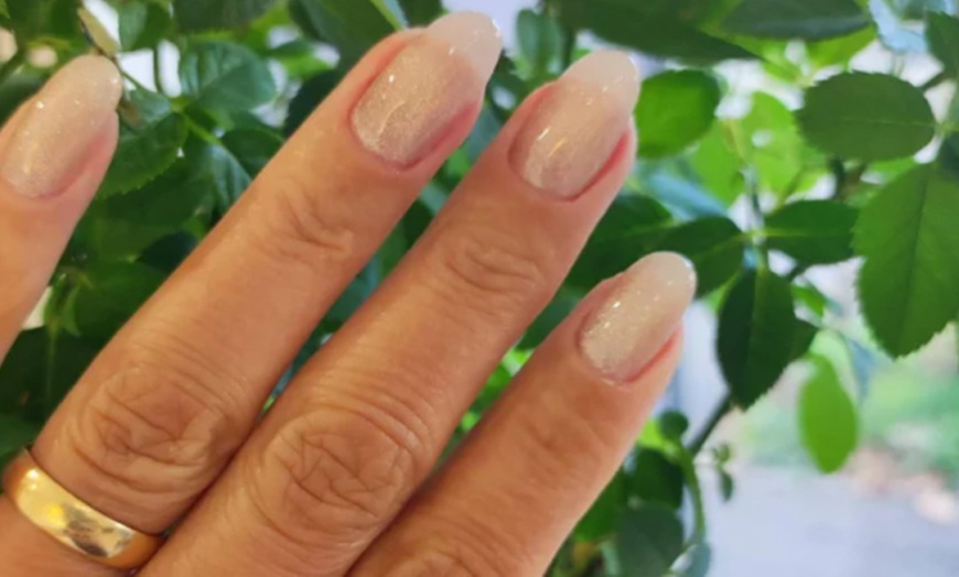 Image 1: Beauté des mains ou pose gel X avec pose de vernis