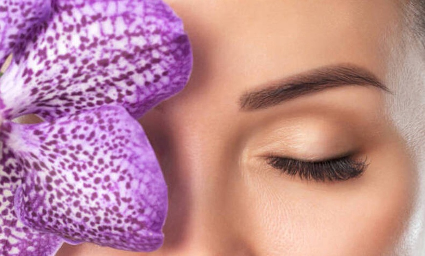 Image 1: Extensiones de pestañas con opción a pestañas híbridas o volumen ruso 